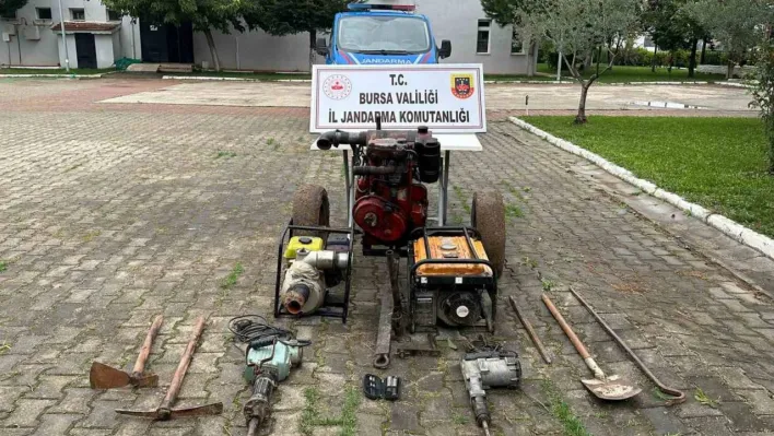 Bursa'da kaçak kazı yapan şüpheliler jandarma tarafından yakalandı