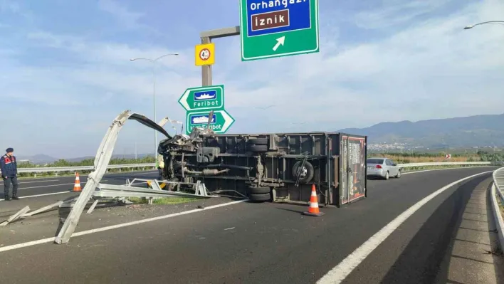 Bursa'da kamyonet bariyere saplandı