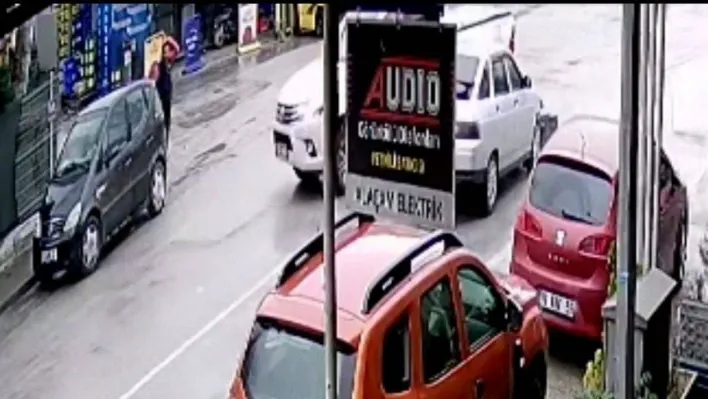 Bursa'da kamyonet ile otomobilin çarpıştığı kaza kamerada