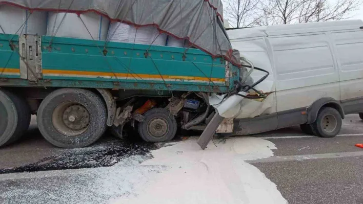 Bursa'da kamyonet tıra çarptı: 2 ölü