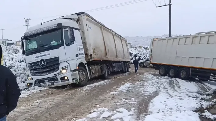 Bursa'da kar yağışı sonrası tırlar yolda kaldı