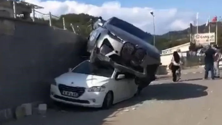 Bursa'da kontrolden çıkan cip, park halindeki aracın üzerine düştü