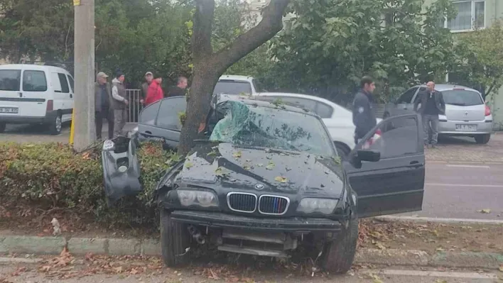 Bursa'da kontrolden çıkan otomobil refüjdeki ağaca çarptı: 2 yaralı