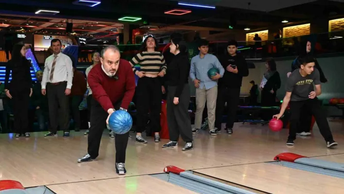 Bursa'da liseliler bowlingle stres atıyor