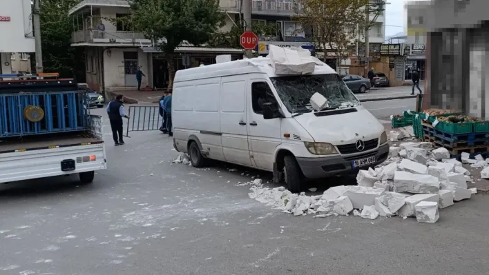 Bursa'da lodos: Otomobilin üzerine ağaç devrildi, o anlar kameraya yansıdı