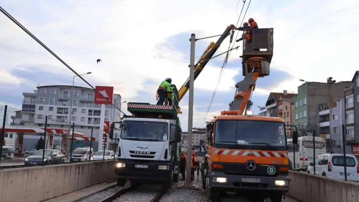 Bursa'da metro hattına çatı uçtu, ekipler seferber oldu