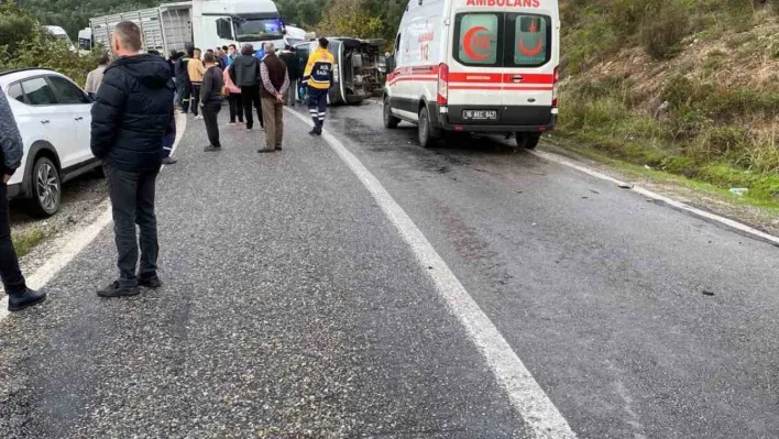 Bursa'da minibüsü devrildi: 3 yaralı