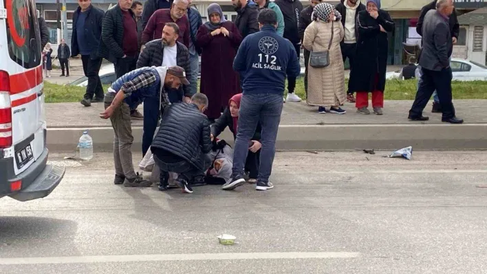 Bursa'da otomobil motosiklete çarptı: 3 yaralı