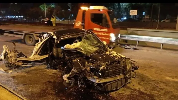 Bursa'da otomobil, önce direğe ardından minibüse çarparak savruldu: 6 yaralı