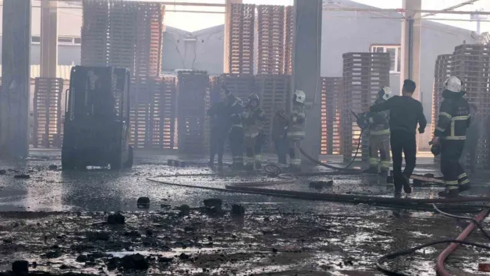 Bursa'da palet fabrikası alevlere teslim oldu