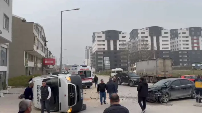 Bursa'da servis minibüsü ile otomobil çarpıştı: İşçilerin olmaması faciayı önledi
