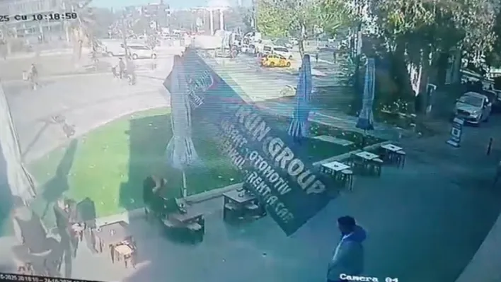 Bursa'da şiddetli lodos tabelayı uçurdu: Kafedeki 2 kişi tabelanın altında kalmaktan son anda kurtuldu