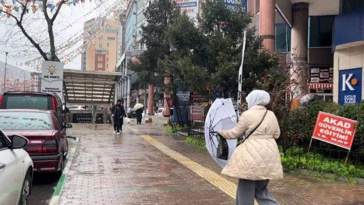 Bursa'da şiddetli yağmur hayatı olumsuz etkiledi