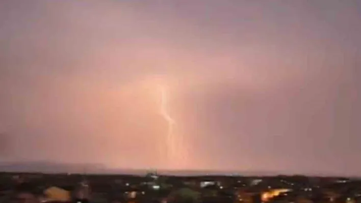 Bursa'da şimşekler geceyi gündüze çevirdi