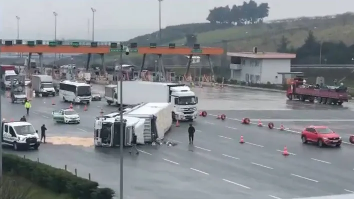 Bursa'da sürücüsünün kontrolünden çıkan tır devrildi