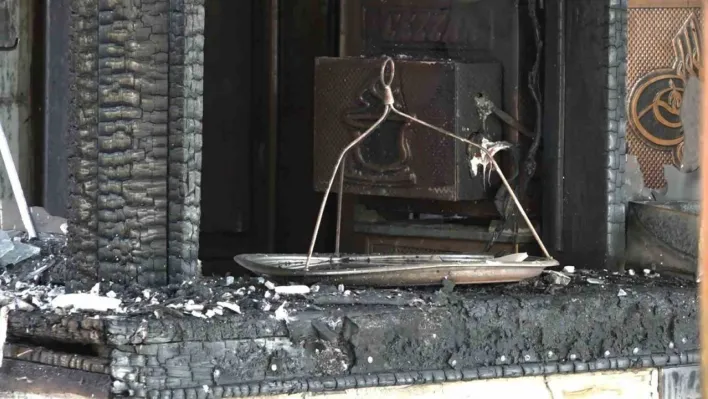 Bursa'da tarihi çay bahçesi alevlere teslim oldu