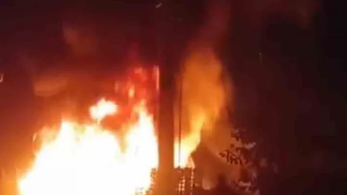 Bursa'da trafo yangını meyve kasalarına sıçradı