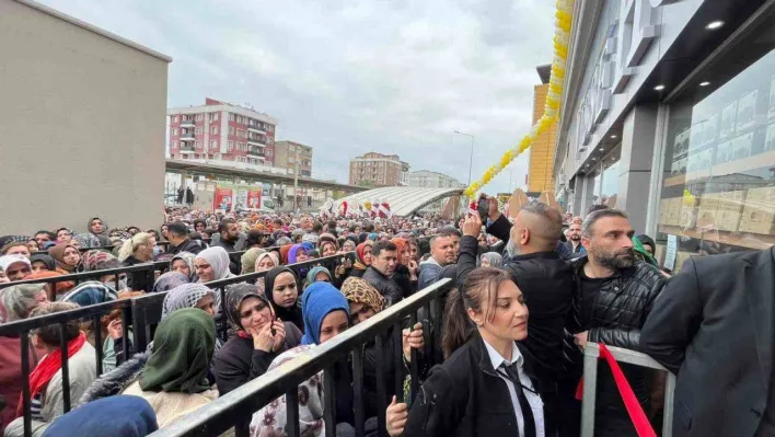 Bursa'da ucuzluk izdihamı...Birbirlerini ezip dükkanı talan ettiler