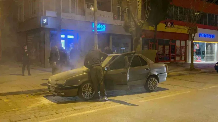 Bursa'da yanan aracı polis söndürdü