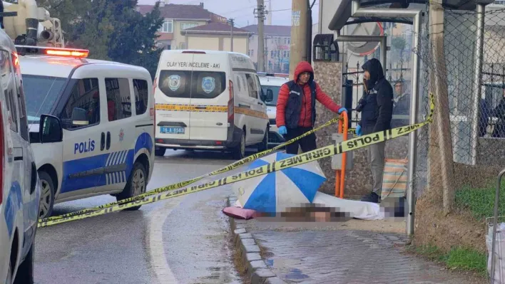 Bursa'da yere düşen adam hayatını kaybetti, cenazeyi şemsiye ile korudular