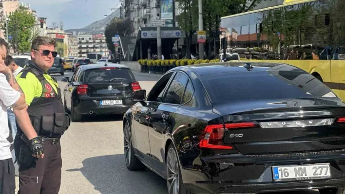 Bursa'da yolun karşısına geçmek isteyen yayalara motosiklet çarptı