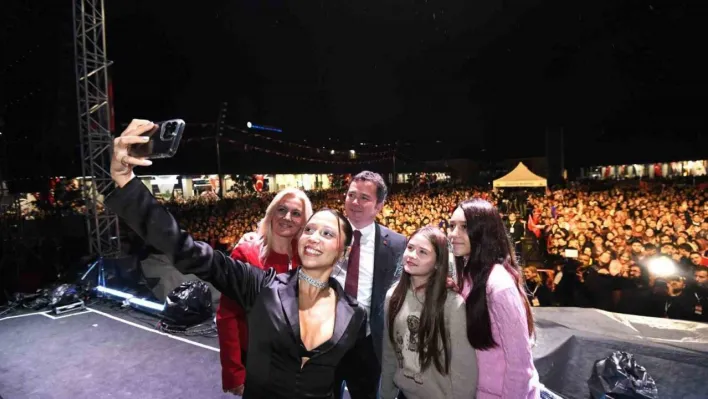 Bursa'da Zeynep Bastık'la Cumhuriyet coşkusu