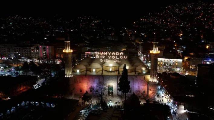 Bursa'daki tarihi Ulu Camii'ne 'Dünyada bir yolcu gibi ol' mahyası asıldı