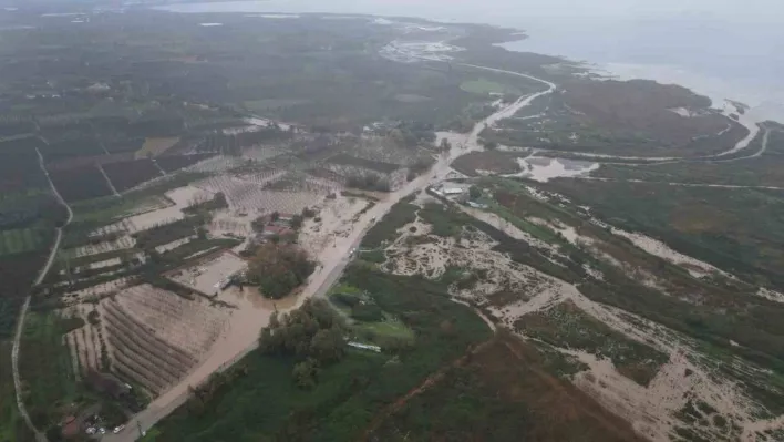 Bursa İznik'te taşan dereye belediye ekipleri müdahale etti