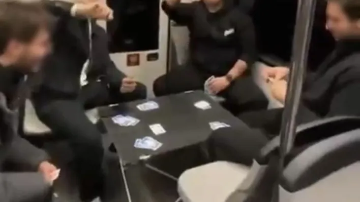 Bursa metrosunda şaşırtan görüntü: Gençler masa kurup oyun oynadı