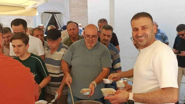 Bursalı esnaf bin 200 kişiye aşure dağıttı