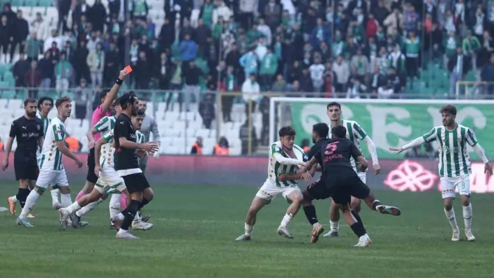 Bursaspor-Diyarbekirspor maçında ortalık karıştı - Maçın son anında 5 kırmızı kart çıktı