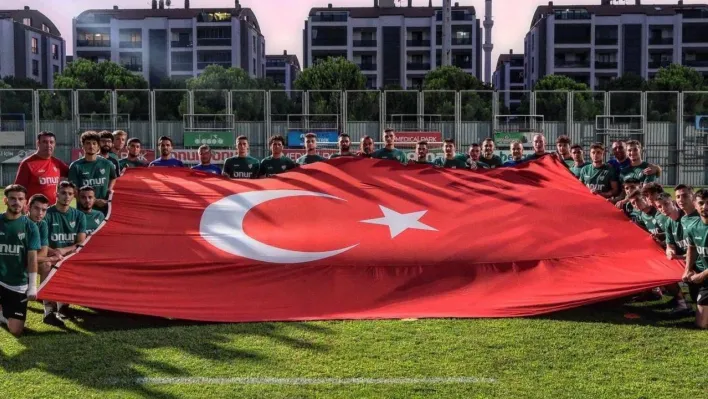 Bursasporlu futbolcular 30 Ağustos Zafer Bayramı'nı kutladı