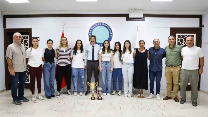 BUÜ Kadın Hentbol Takımından çifte şampiyonluk