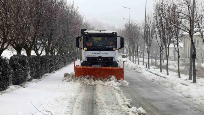 Büyükçekmece Belediyesi karla mücadeleyi 24 saat esasıyla sürdürüyor