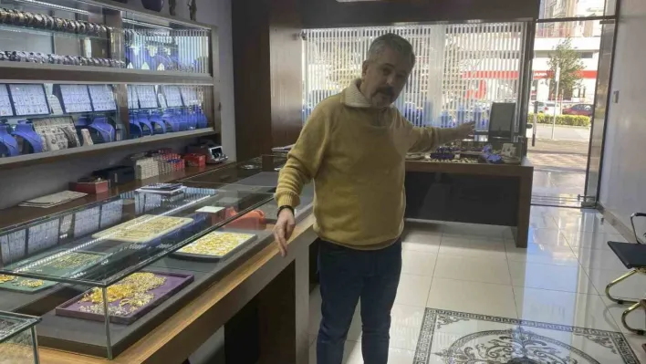 Büyükçekmece'de 2 dakikada 12 milyonluk kuyumcu vurgunu kamerada