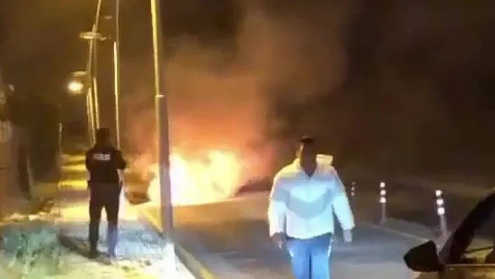 Büyükçekmece'de alev topuna dönen otomobil kamerada