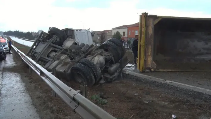 Büyükçekmece'de hafriyat kamyonu devrildi, E-5 trafiğe kapandı