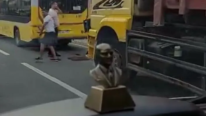 Büyükçekmece'de İETT otobüsüne kamyon çarptı: 9 hafif yaralı