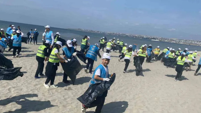 Büyükçekmece'de minik eller, Marmara Denizi için çöp topladı