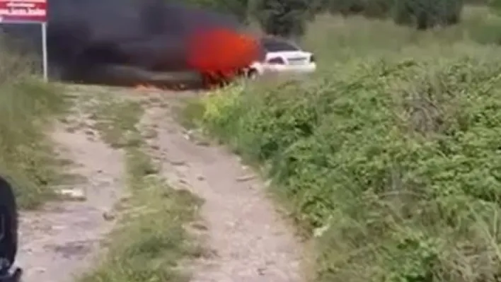 Büyükçekmece'de park halindeki araba alev alev yandı