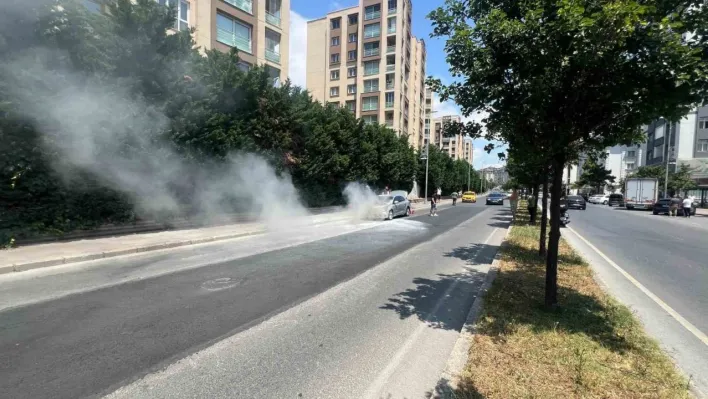 Büyükçekmece'de seyir halinde alev alan otomobil kullanılamaz hale geldi