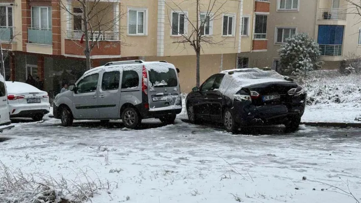 Büyükçekmece'de sürücülerin karlı yolda imtihanı kamerada