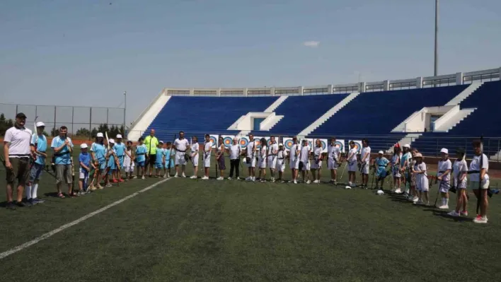 Büyükçekmece'de yaz spor okulu görkemli bir törenle açıldı