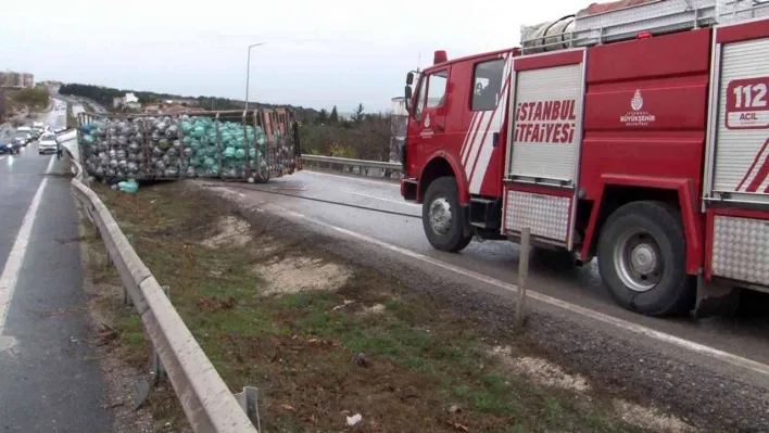Büyükçekmece E-5'te devrilen tüp yüklü kamyonun sürücüsü hayatını kaybetti