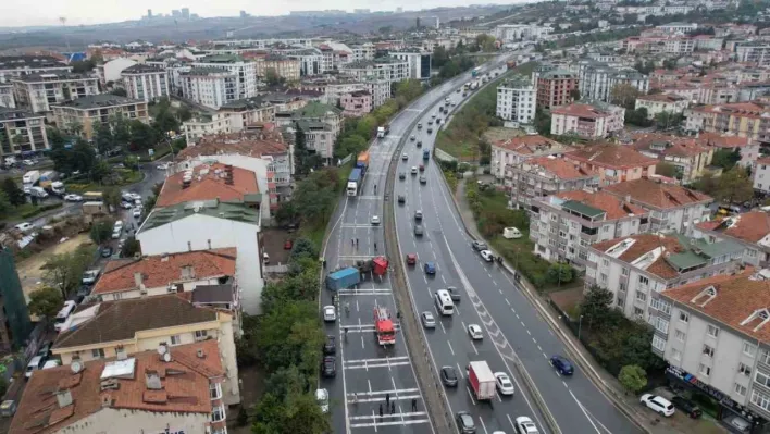 Büyükçekmece E-5'te devrilen tır nedeniyle yol kapandı