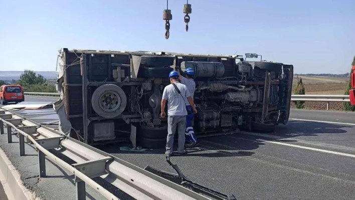TEM Otoyolunda kamyonet devrildi