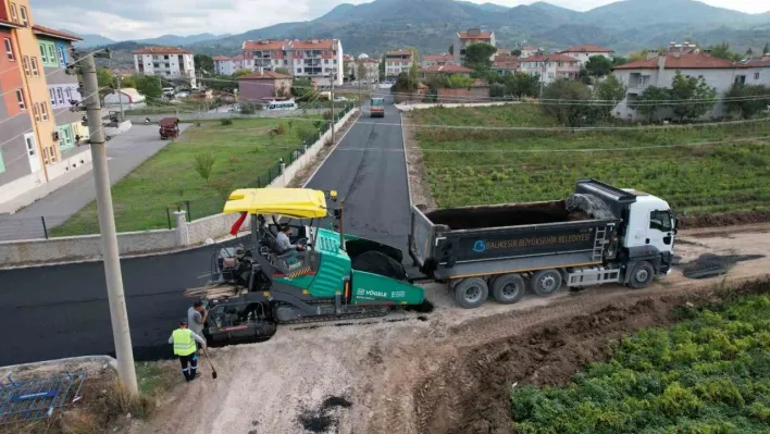 Büyükşehir Belediyesi'nden Sındırgı'da yoğun asfalt mesaisi