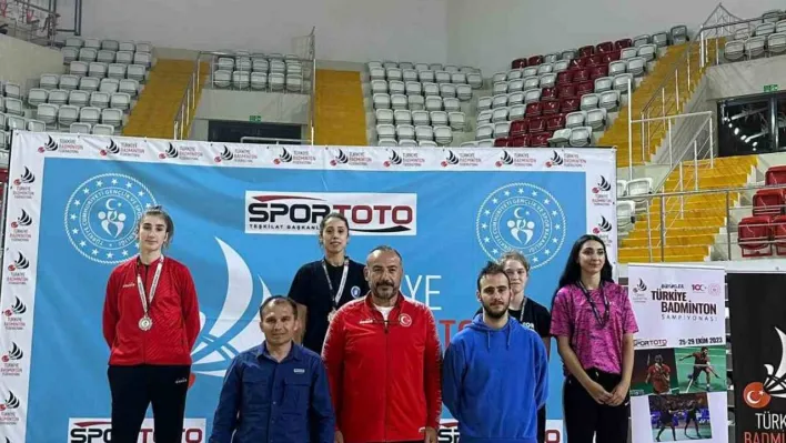 Büyükşehir Belediyesporlu badmintoncular yine zirvede