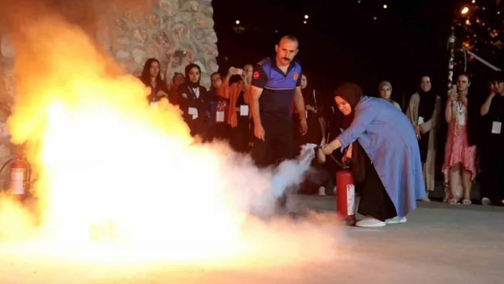 Büyükşehir gençlere 'ateşe müdahaleyi' öğretti