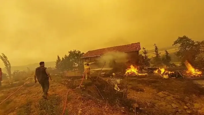 Büyüksürmeli köyünde yangın 3 eve sıçradı